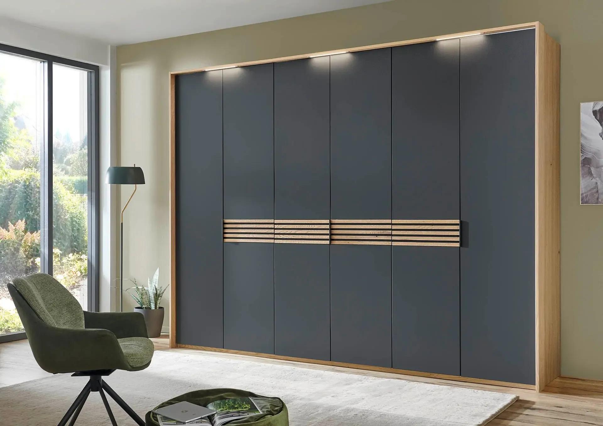 Moderner Kleiderschrank mit dunklen Fronten und Holzdetails, beleuchtetem Rahmen und stilvollem Design.