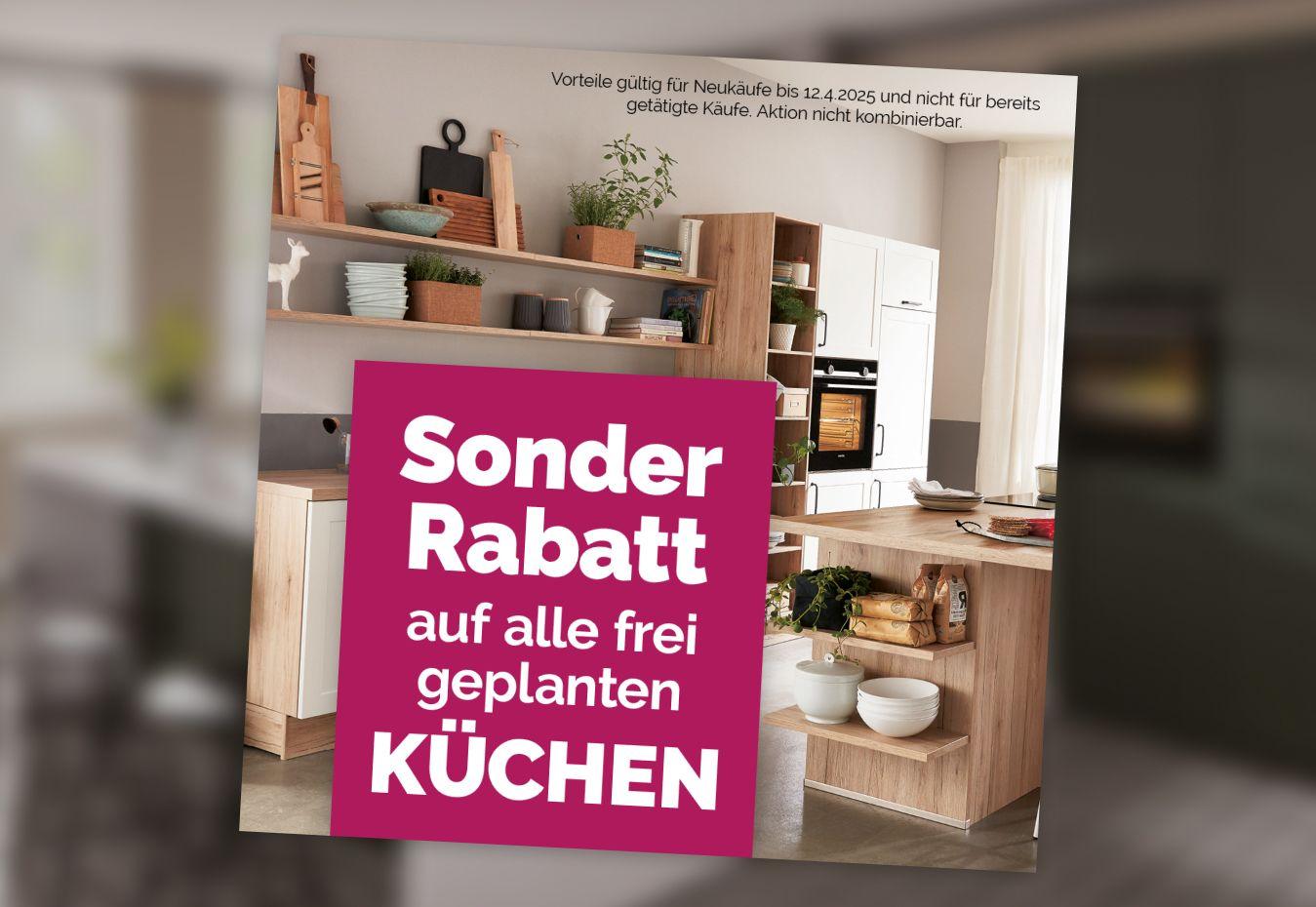 Moderne Küche mit Holzelementen. Werbebanner mit der Aufschrift: Sonder-Rabatt auf alle frei geplanten Küchen. Jetzt Traumküche sichern und sparen.