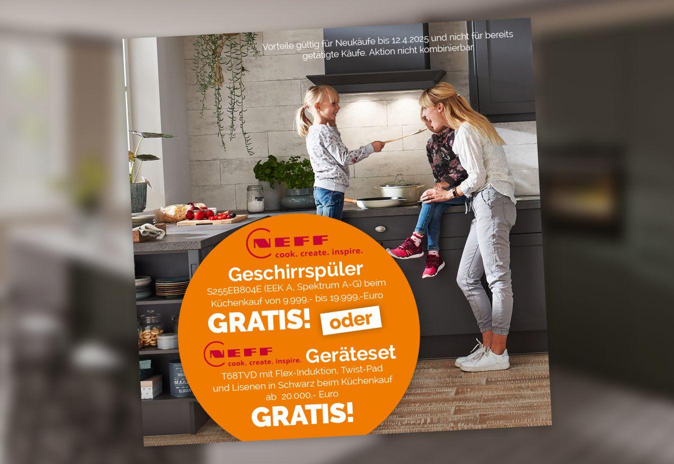 Moderne dunkle Küche mit Mutter und Kind beim Kochen. Werbebanner mit der Aufschrift: Gratis-Gerät von Neff beim Küchenkauf ab 9.999 €. Aktion bis 12. April 2025 gültig.