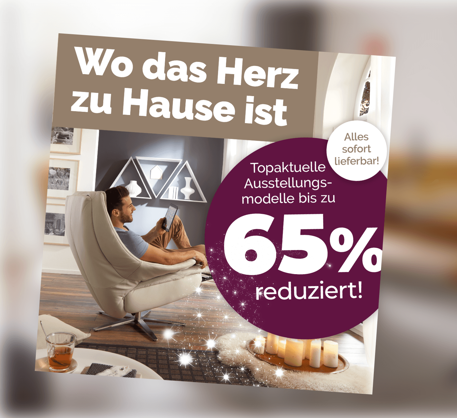 Ein gemütliches Wohnzimmer mit festlich dekoriertem Baum und Geschenken sowie einem roten Stuhl. Der Text auf der Grafik: 'Wo das Herz zu Hause ist'