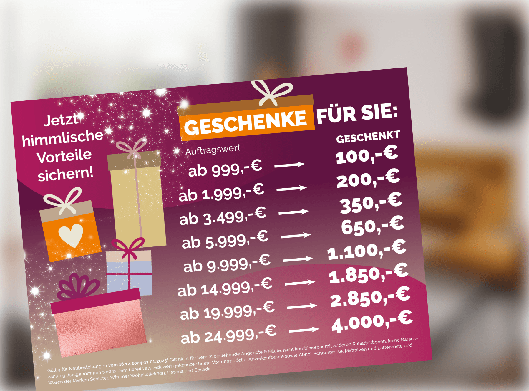 Festliche Szene mit Tannenbaum und Geschenkpaketen, begleitet von der Botschaft 'Jetzt Geschenke für Sie sichern' und einem Rabattangebot für Bestellungen über verschiedene Preisschwellen