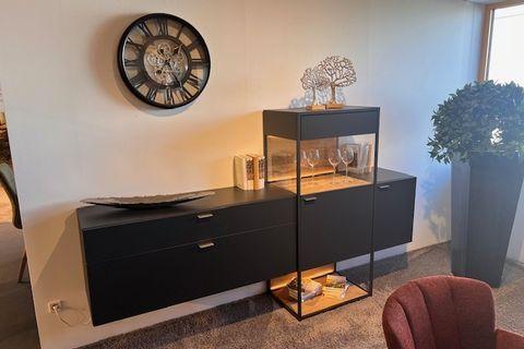 anthrazitfarbenes Highboard mit Glaseinsätzen und Rückwand in Holz, LED - Hintergrundbeleuchtung