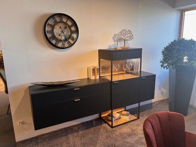 anthrazitfarbenes Highboard mit Glaseinsätzen und Rückwand in Holz, LED - Hintergrundbeleuchtung