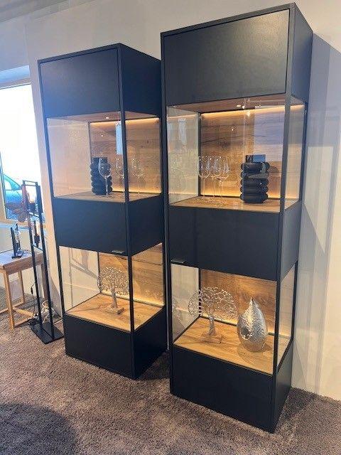 Schwarze Vitrine mit Holzrückwand, Glaseinsätzen und Beleuchtung 