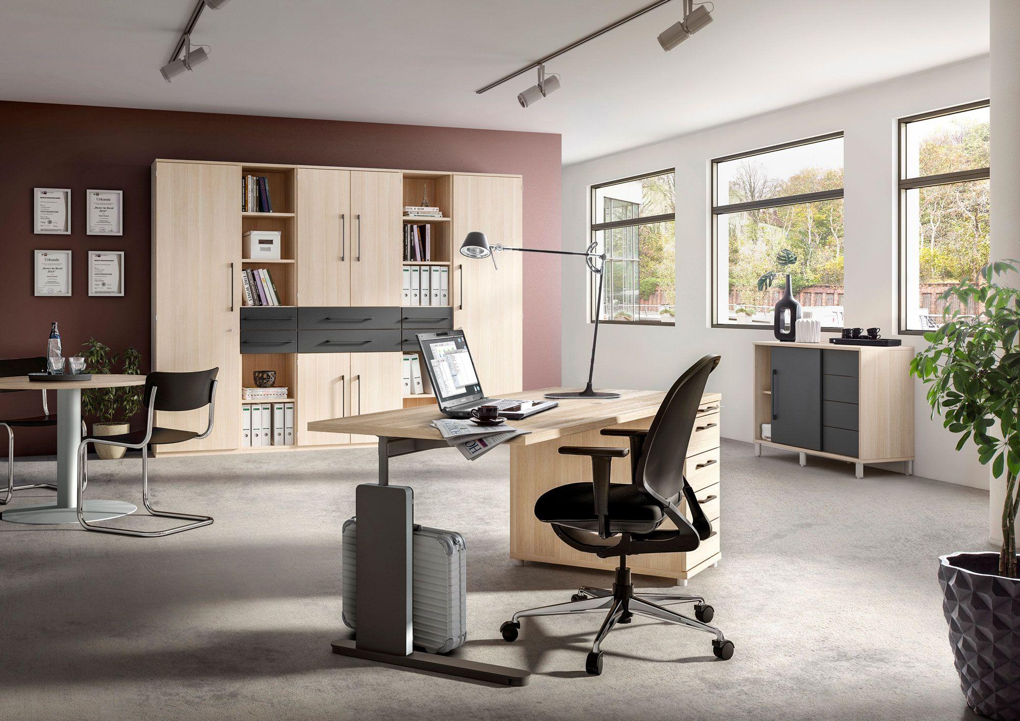 Klassisches Einzelbüro mit hochwertigen Holzmöbeln, einem Schreibtisch und Regalen. Warme Farben und große Fenster schaffen eine angenehme Arbeitsumgebung.