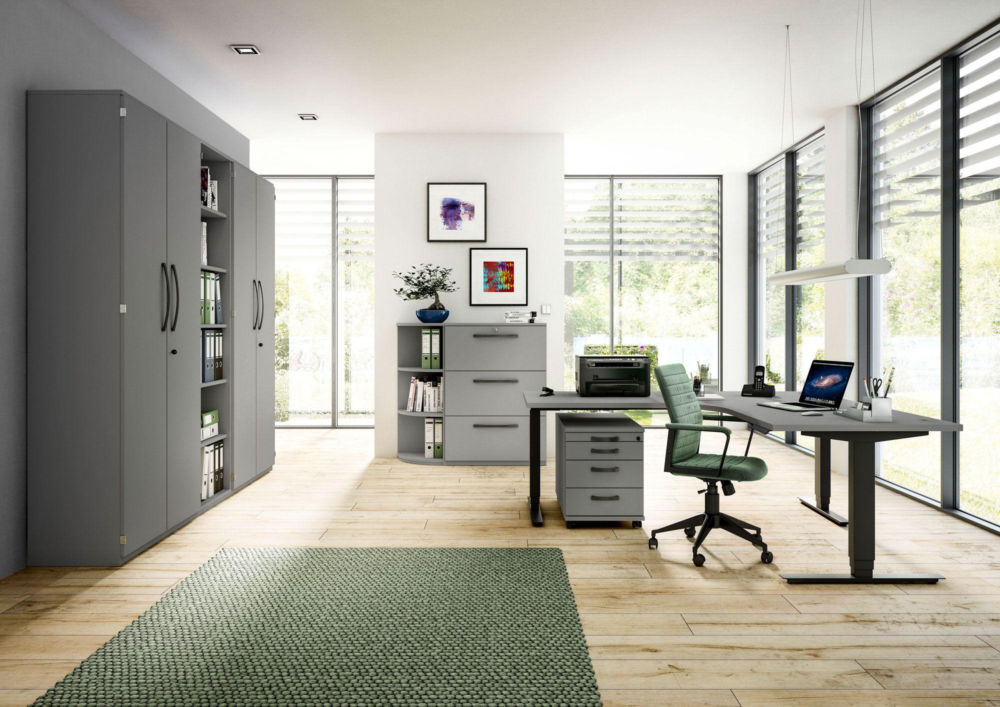 Zeitlos gestaltetes Büro mit grauen Möbeln und einem ergonomischen Stuhl. Helle Fensterfronten lassen den Raum offen und einladend wirken.