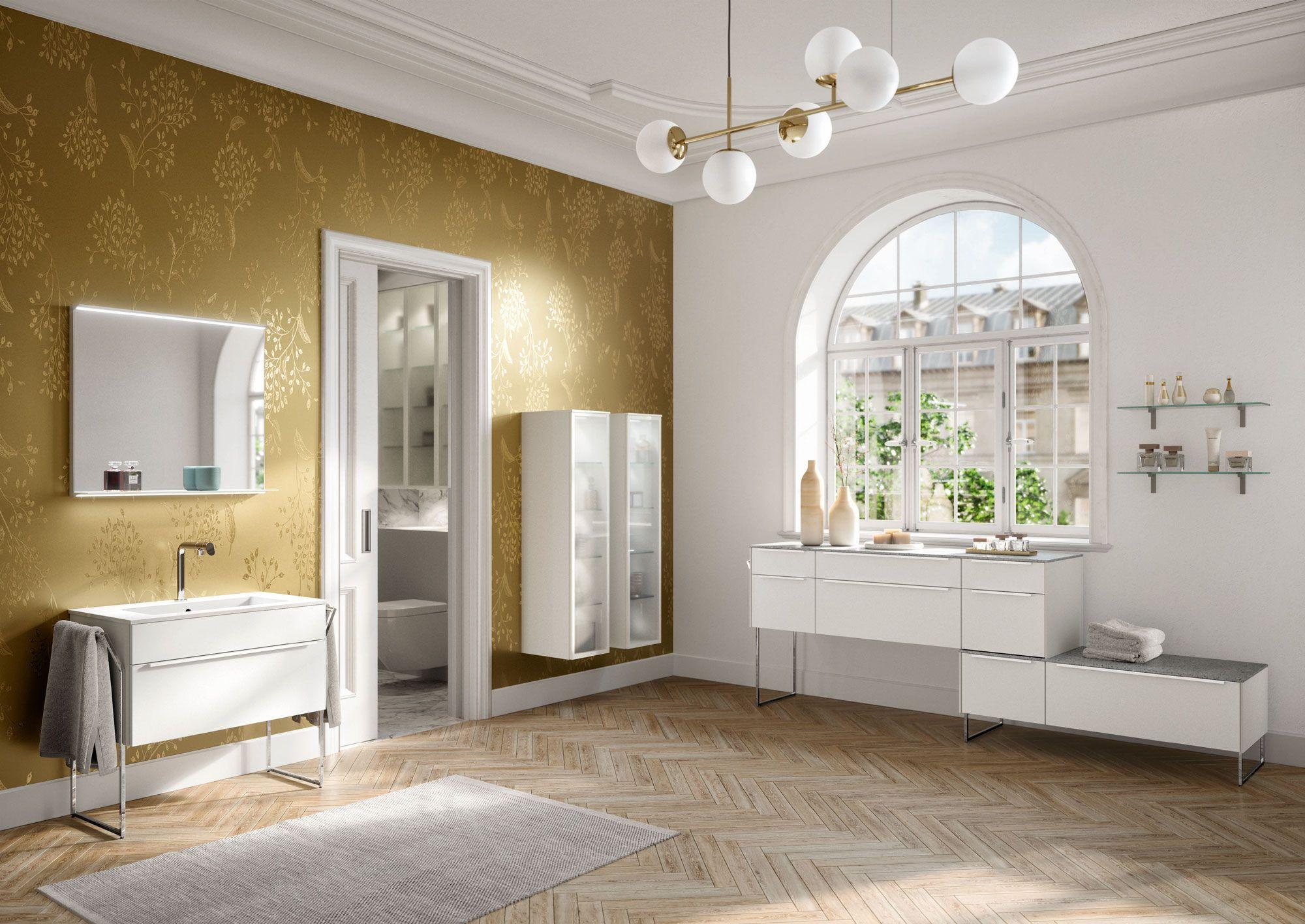 Luxuriöses Badezimmer mit goldener Tapete, großen Fenstern und stilvollen weißen Schränken.