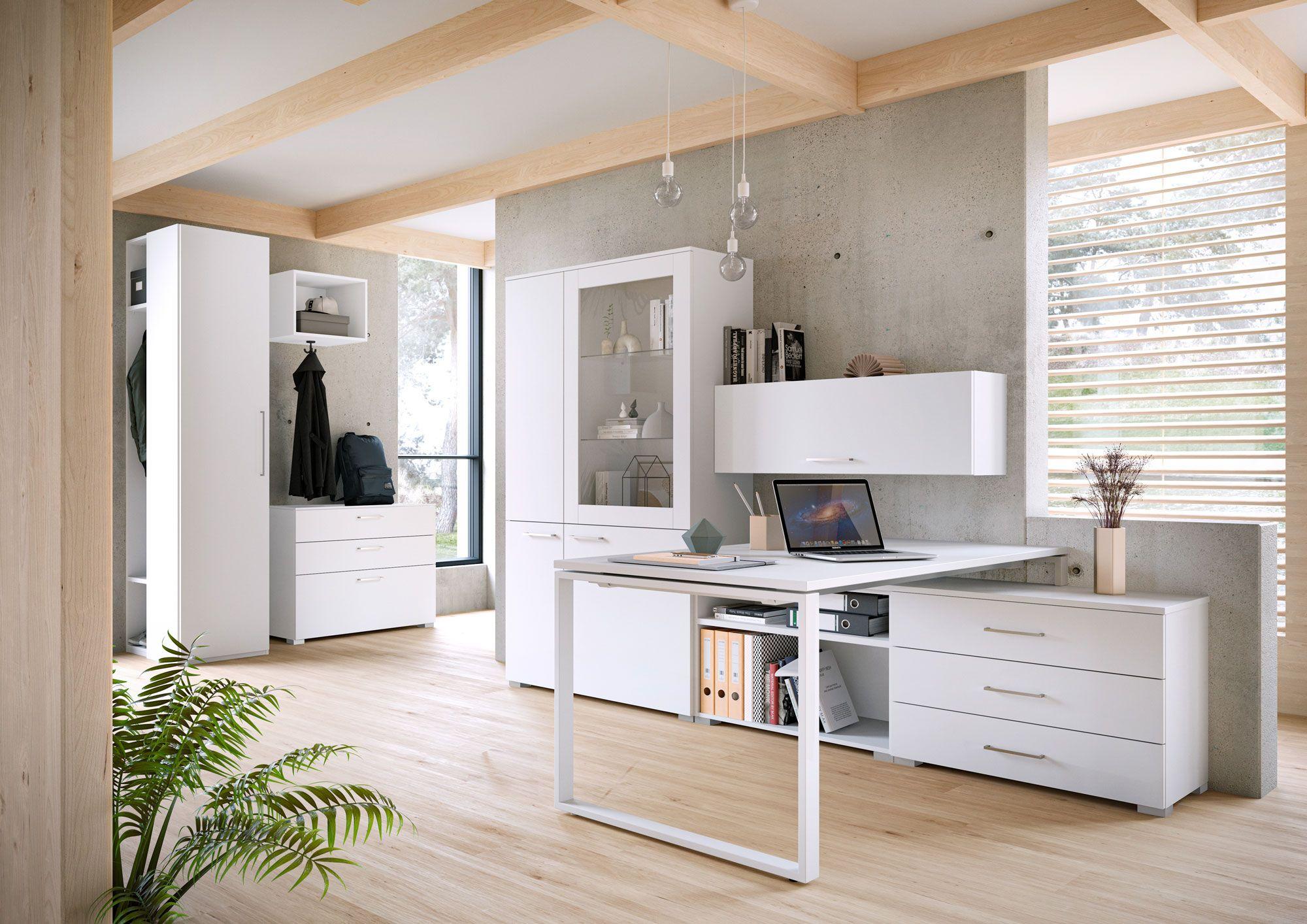 Elegantes Büro in Weiß mit zeitlosen Möbeln, einem Schreibtisch und modernen Details. Helle und offene Atmosphäre für produktives Arbeiten.