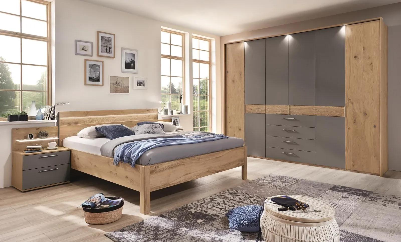 elles Schlafzimmer mit einem natürlichen Holzdesign und einem geräumigen Kleiderschrank, durchflutet von Tageslicht.