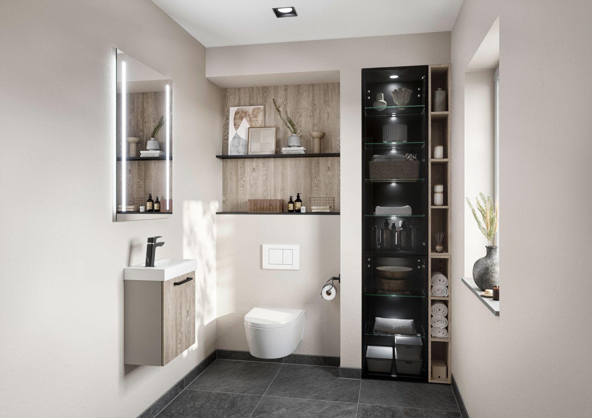 Modernes Badezimmer mit hängendem Waschtisch, beleuchtetem Spiegel und eingebauten Regalen für elegante Aufbewahrung.