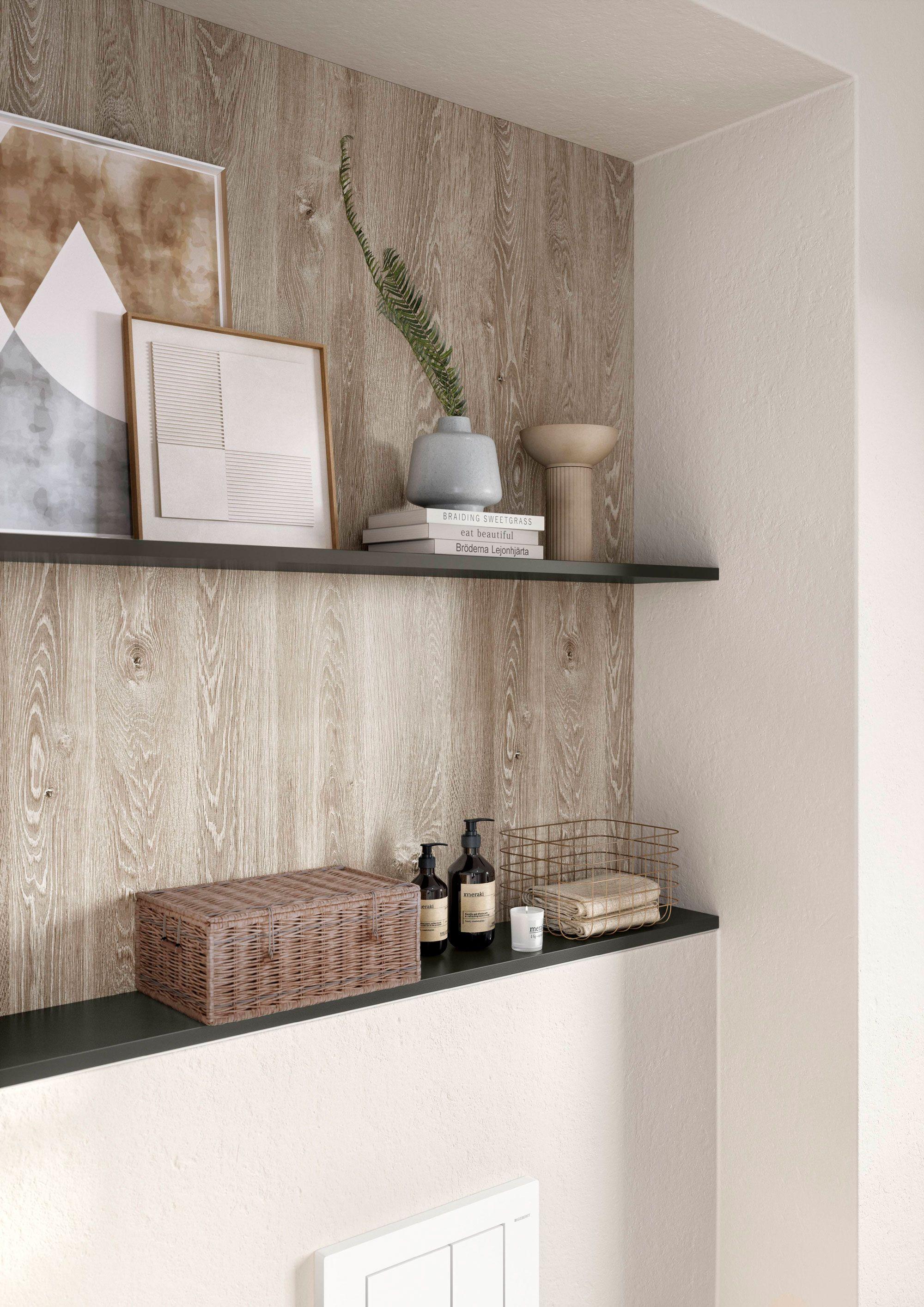 Nahaufnahme eines stilvollen Badezimmers mit dekorativen Elementen auf einem Wandregal, darunter Vasen, Bücher und Körbe.