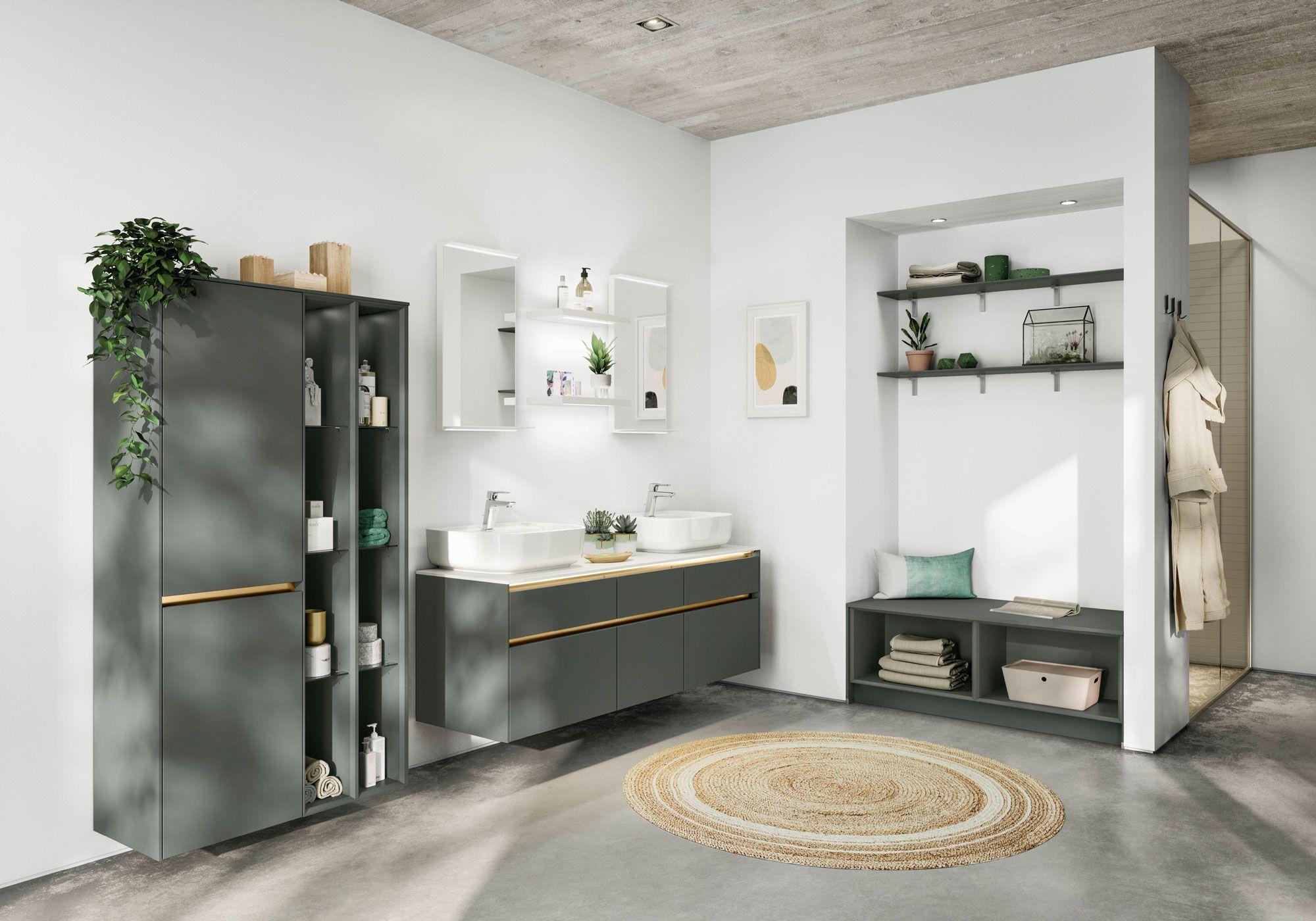 Geräumiges Badezimmer in Grün mit offenen Regalen, doppeltem Waschtisch und integrierter Sitzbank für zusätzlichen Komfort.