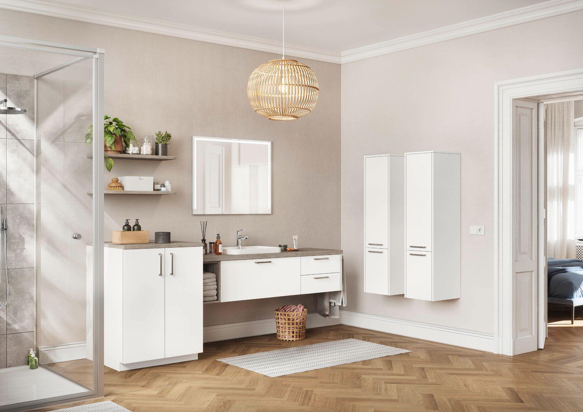 Elegantes Badezimmerdesign mit weißen Hängeschränken, beleuchtetem Spiegel und Holzdetails.