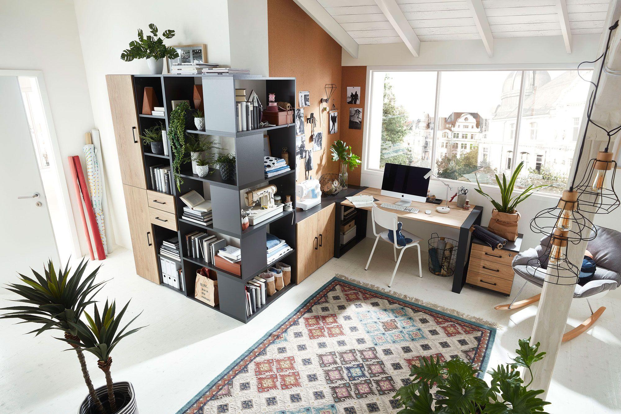 Helles, modernes Homeoffice mit offenem Regal und integriertem Stauraum, einem Schreibtisch und dekorativen Elementen. Große Fenster sorgen für viel Tageslicht.