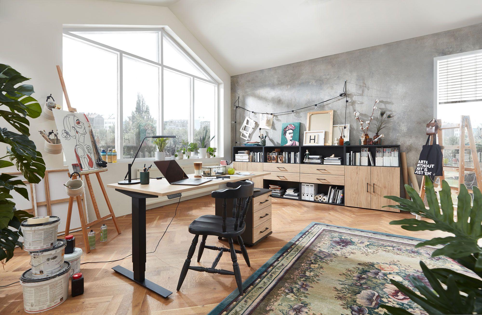 Helles, großzügiges Homeoffice mit Schreibtisch, Stauraum, Regalen und kreativen Dekorationen. Große Fenster sorgen für viel Tageslicht, ergänzt durch ein modernes Holzdesign.