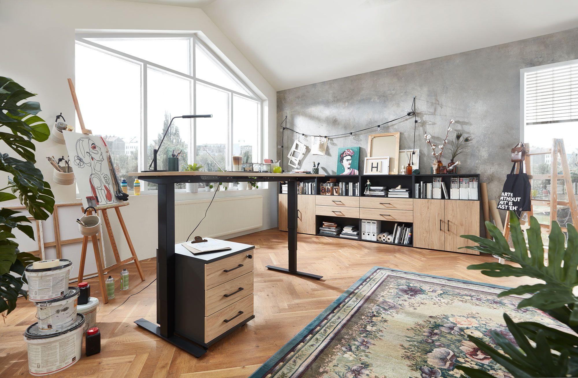 Helles, kreatives Homeoffice mit höhenverstellbarem Schreibtisch, Regalsystemen und Malutensilien. Große Fenster sorgen für eine inspirierende Arbeitsatmosphäre.