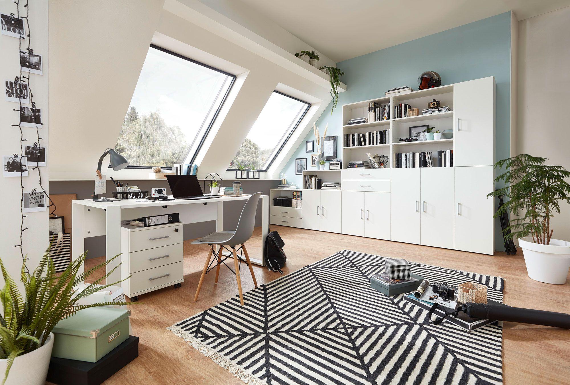 Modernes Homeoffice in einem Dachgeschoss mit weißem Schreibtisch, großzügigen Regalen und Schränken. Helle und stilvolle Umgebung für produktives Arbeiten.