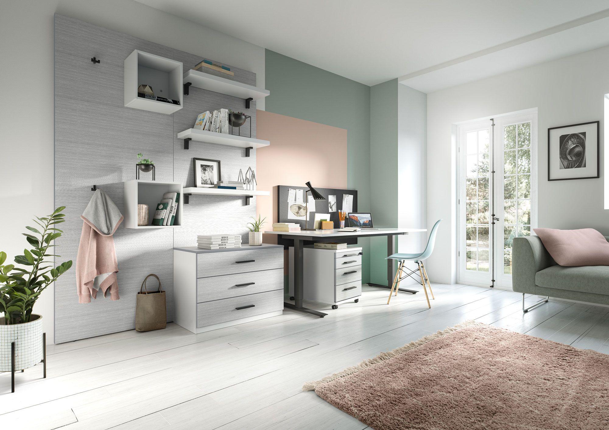 Modernes Homeoffice mit einem Schreibtisch, Regalen und Schubladen in hellen Farben. Pastelltöne und natürliche Beleuchtung sorgen für eine angenehme Arbeitsatmosphäre.