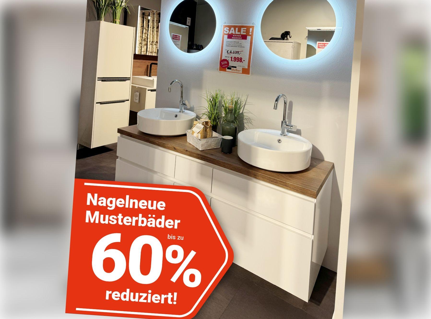 Modernes Badezimmer mit schwarzen Badmöbeln, Waschtisch und Glasdusche. Rotes Aktionslabel: „Nagelneue Musterbäder bis zu 60 % reduziert!"