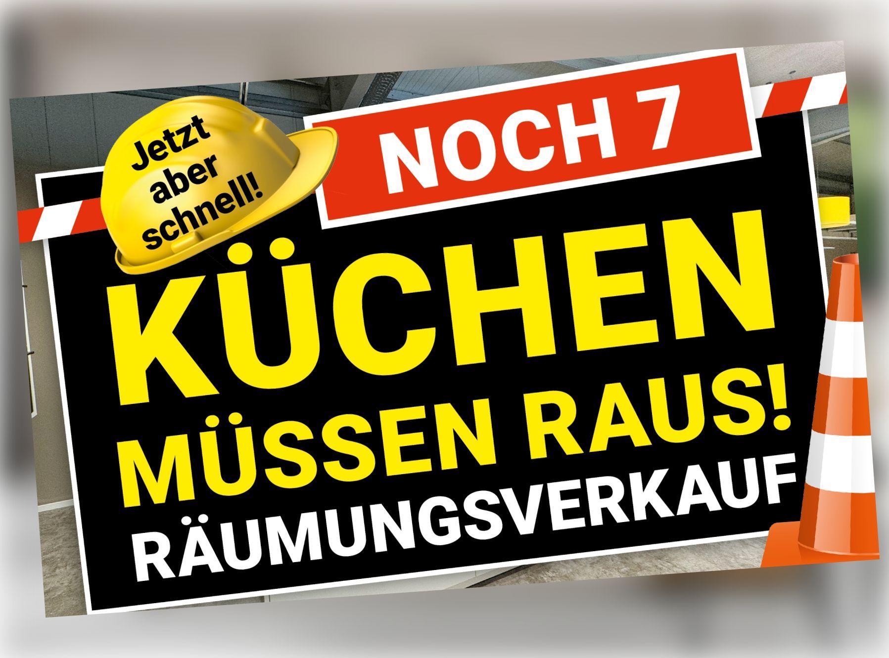 Weiße Ausstellungsküche mit dunkler Arbeitsplatte und Holzrückwand im Melber-Küchenstudio. Rotes Aktionslabel: „Nagelneue Musterküchen bis zu 60 % reduziert!"