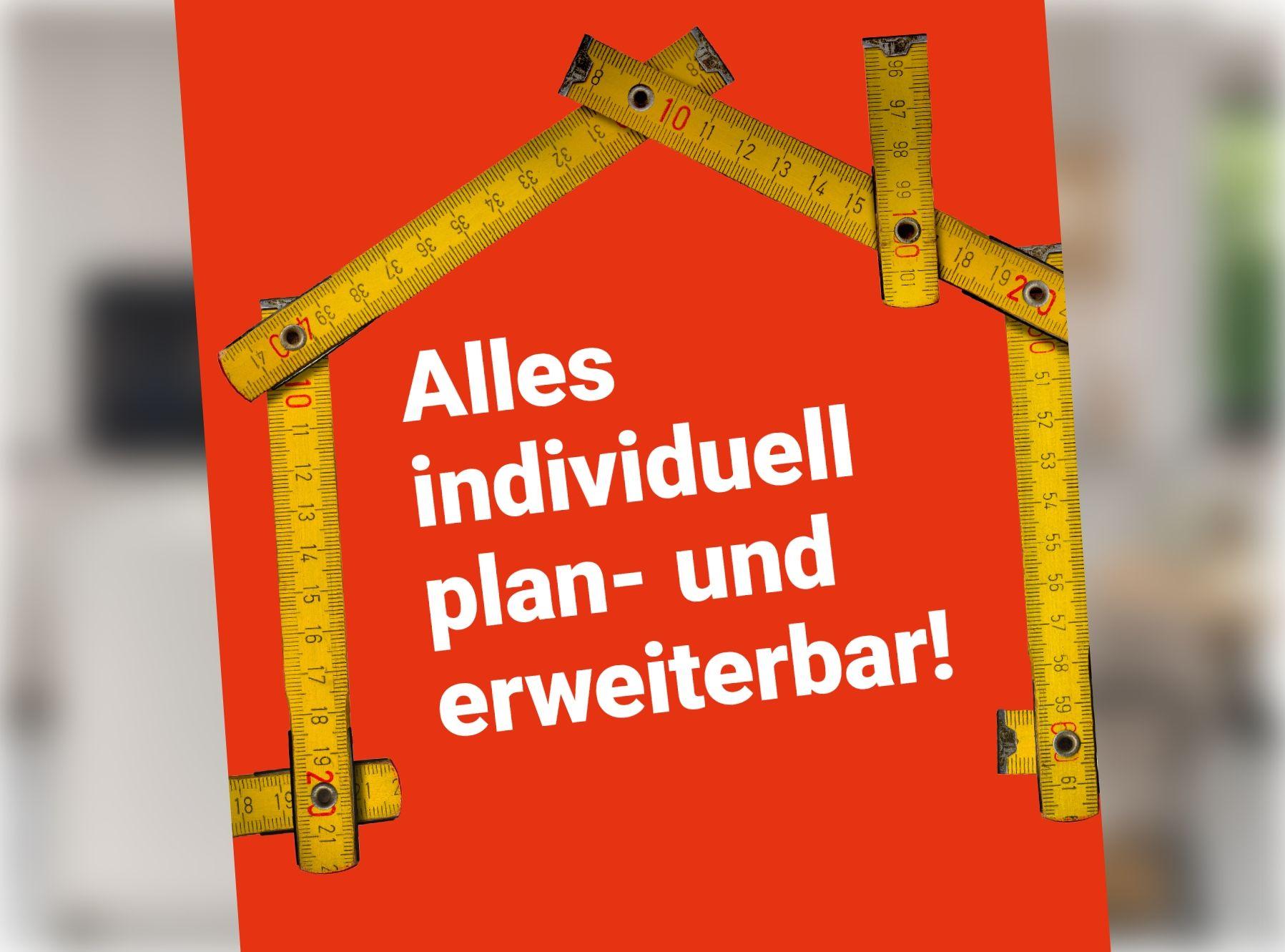 Gelber Zollstock zu einer Hausform gefaltet auf rotem Hintergrund. Schriftzug: „Alles individuell plan- und erweiterbar!"
