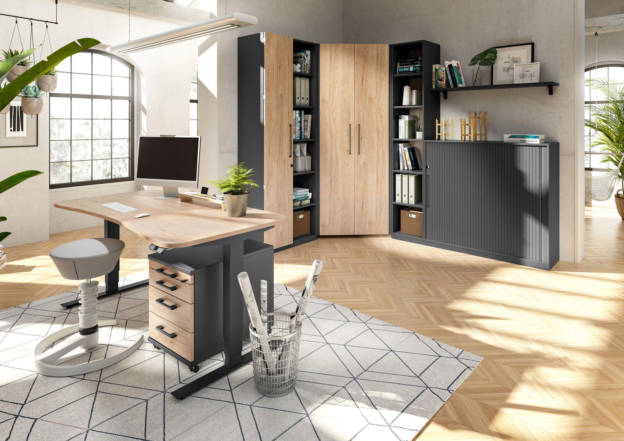 Modernes Homeoffice mit höhenverstellbarem Schreibtisch, Holz-Akzenten und praktischen Regalen. Perfekt für ergonomisches und flexibles Arbeiten.