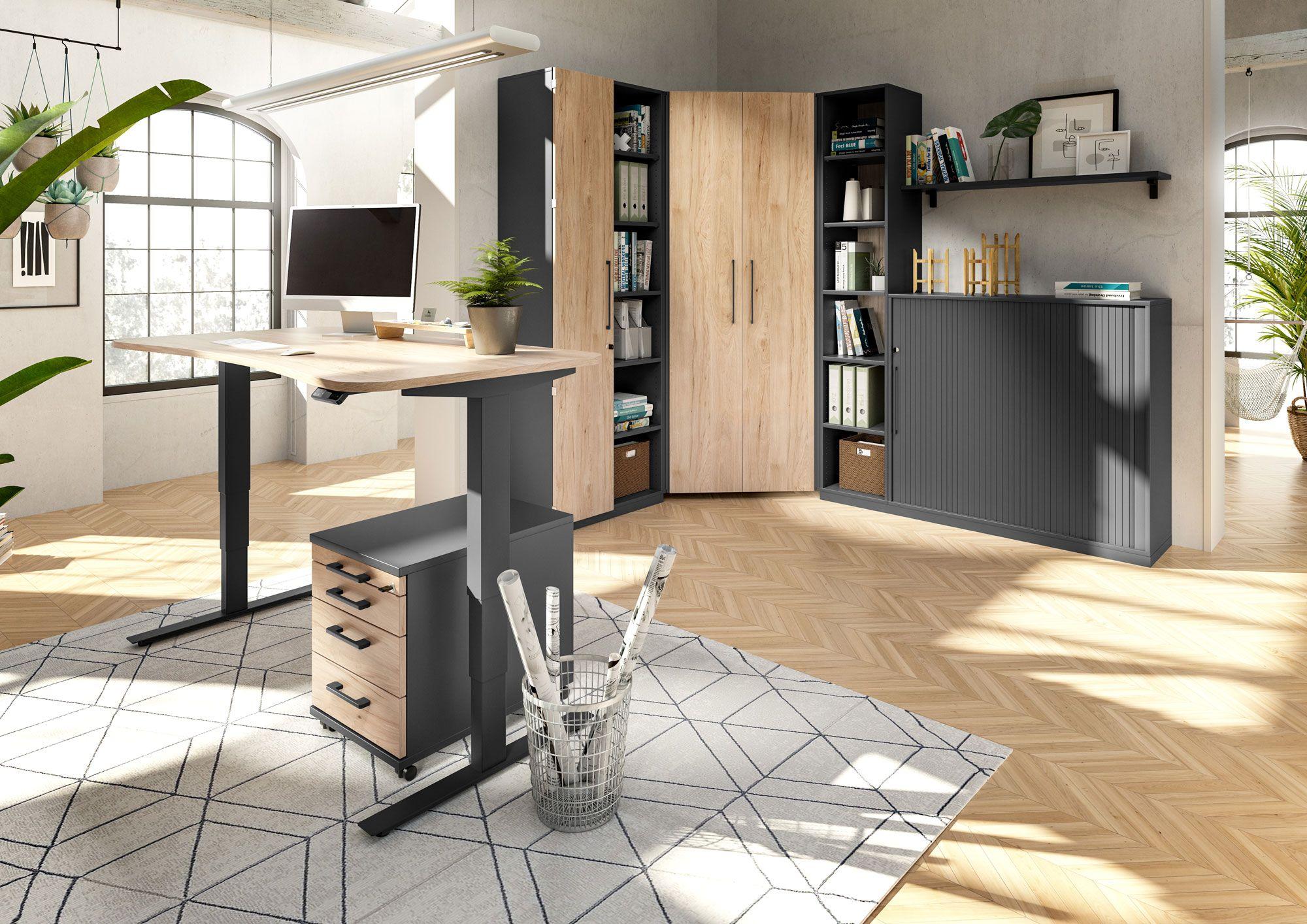Höhenverstellbarer Schreibtisch in einem hellen Homeoffice mit Regalen und Stauraum in Holz- und Anthrazittönen, ideal für eine produktive Arbeitsatmosphäre.