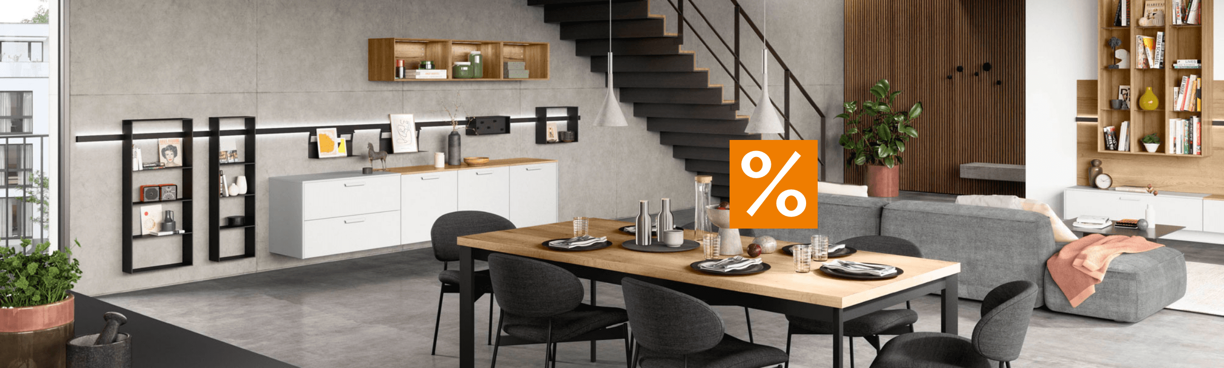 Modern eingerichteter Wohnbereich mit offenem Essbereich, einer Holztreppe und dekorativen Regalelementen. Ein orangefarbenes Prozentzeichen symbolisiert Rabattaktionen. Modern eingerichteter Wohnbereich mit offenem Essbereich, einer Holztreppe und dekorativen Regalelementen. Ein orangefarbenes Prozentzeichen symbolisiert Rabattaktionen.