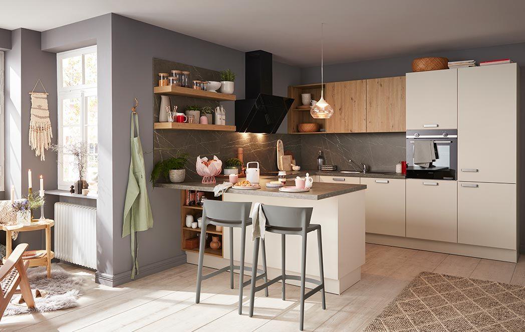 Eine moderne Küche in warmen Naturtönen mit Holzregalen, einer Kücheninsel und stilvoller Beleuchtung.