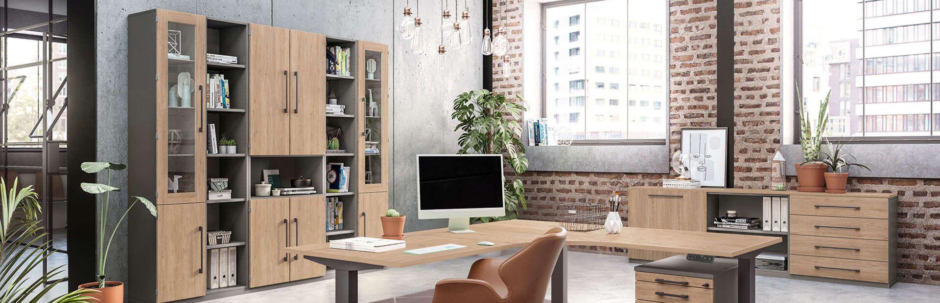 Modern eingerichtetes Büro mit Holzmöbeln, einem großen Schreibtisch, Regalen und Schränken. Große Fenster und Pflanzen sorgen für eine helle und angenehme Atmosphäre. Modern eingerichtetes Büro mit Holzmöbeln, einem großen Schreibtisch, Regalen und Schränken. Große Fenster und Pflanzen sorgen für eine helle und angenehme Atmosphäre.