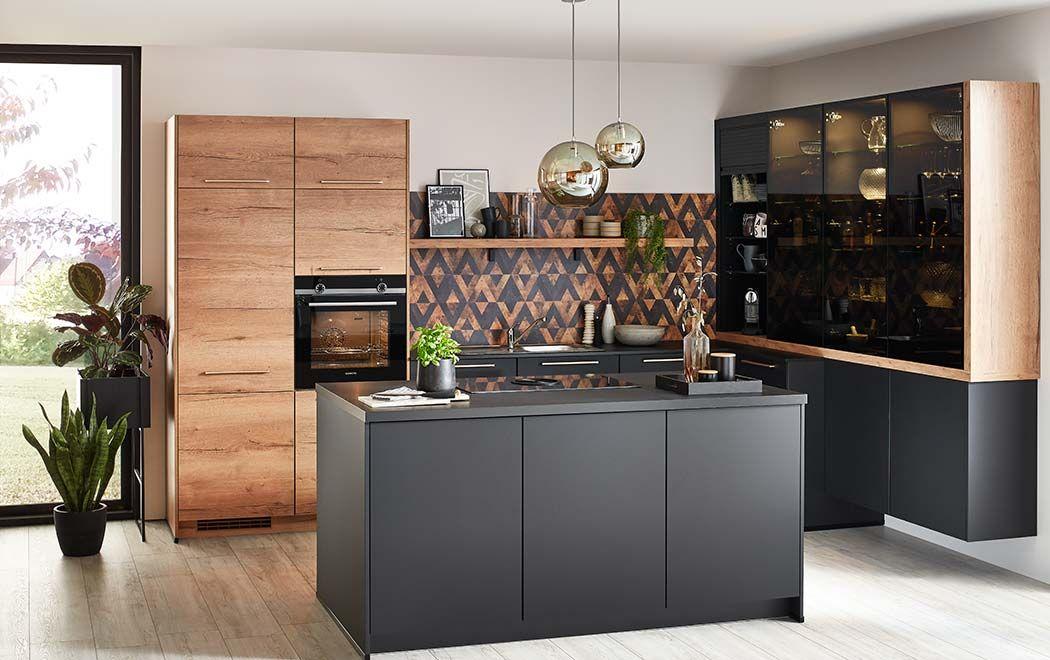 Moderne schwarze Küche mit Holzakzenten und geometrischer Rückwandgestaltung.