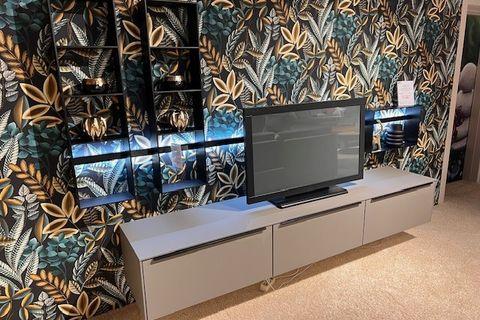 graues Lowboard mit Metallregal