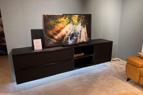 schwarzes Lowboard mit Griffleiste und Beleuchtung