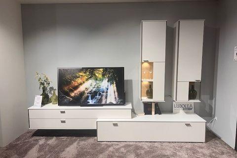 weiße Wohnwand mit zwei Hängevitrinen und Lowboard mit aufgesetztem Hängelowboard