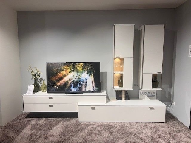 weiße Wohnwand mit zwei Hängevitrinen und Lowboard mit aufgesetztem Hängelowboard