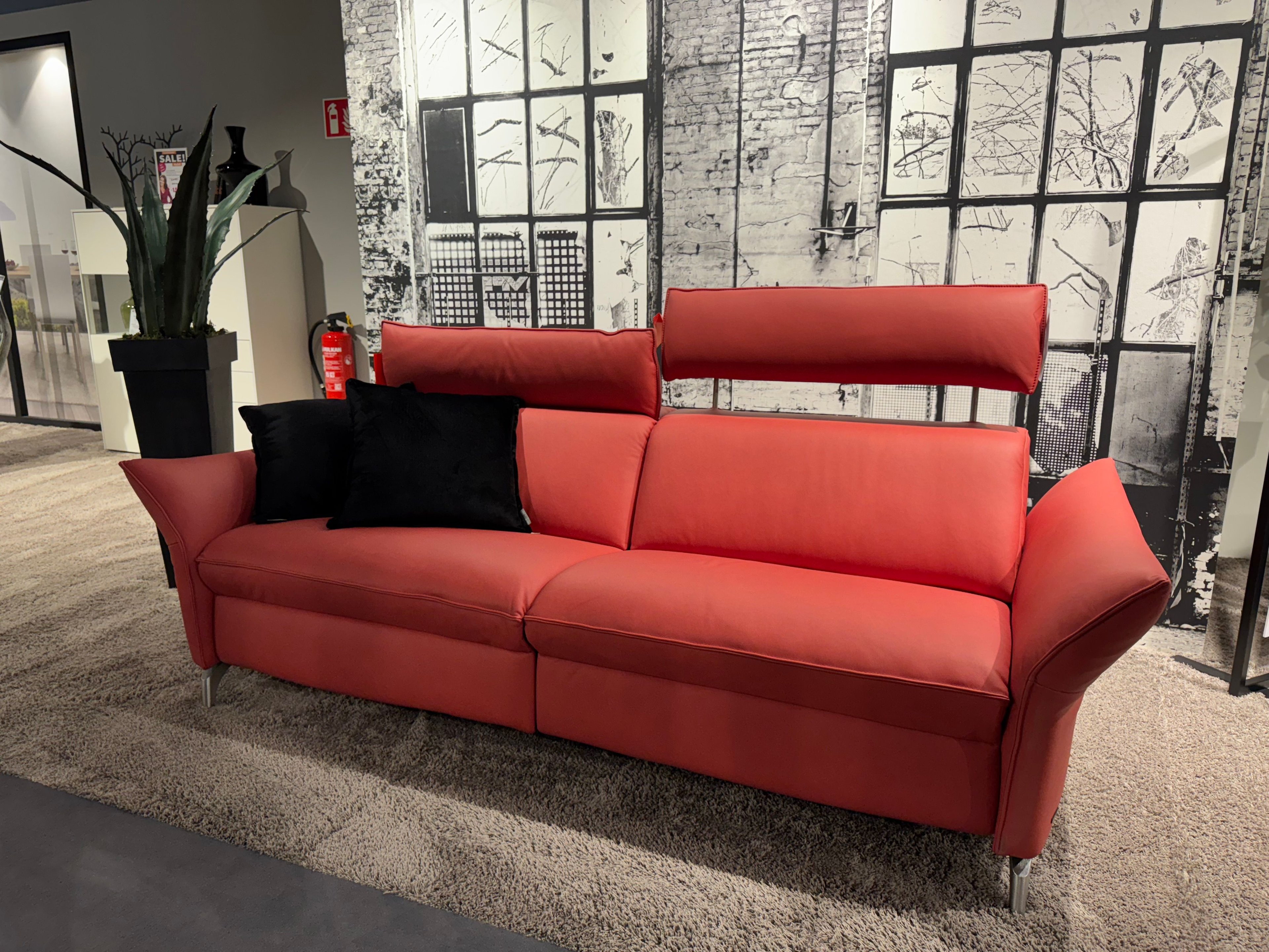 Rote Leder Couchgarnitur mit schwarzen Kissen